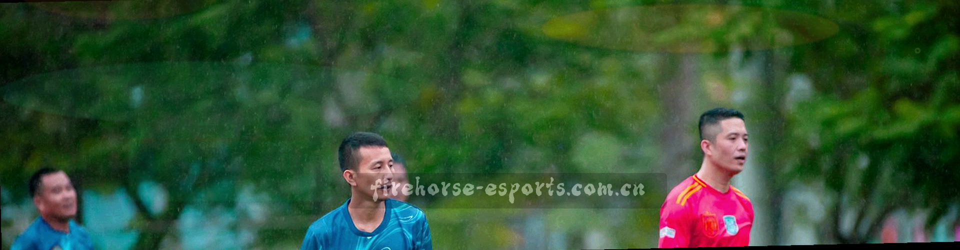 炭黑底色上的橙色脉冲线条与冰蓝刻度纹理